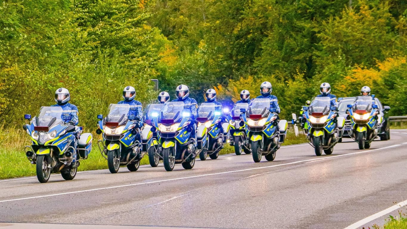 Eine Polizeikolonne (Symbolbild): 17 Motorräder und ein Spezialfahrzeug einer Sondereinheit waren an der Kolonne beteiligt.