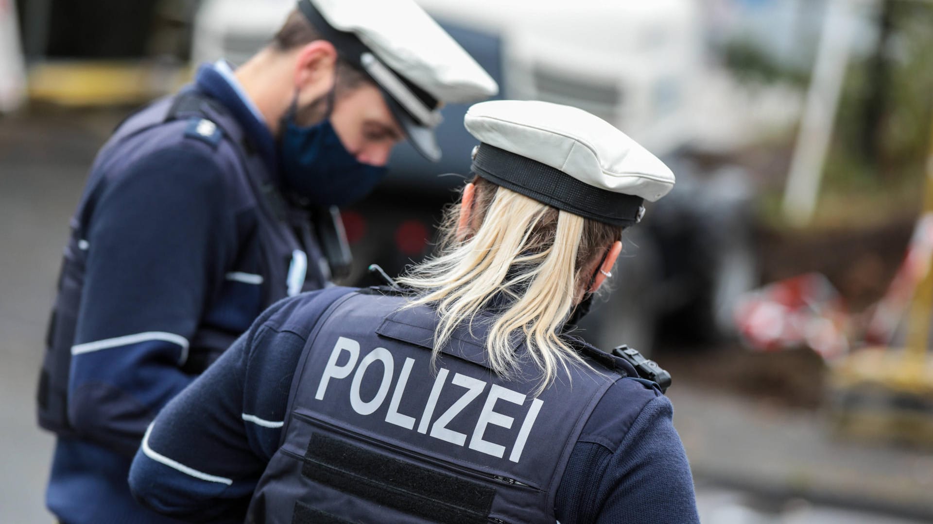 Eine Polizistin und ein Kollege tragen Mundschutz: In Essen hat die Polizei einen Gottesdienst aufgelöst. Eine Polizistin und ein Kollege tragen Mundschutz: In Essen hat die Polizei einen Gottesdienst aufgelöst.