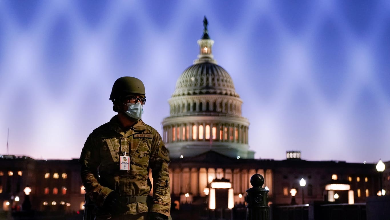 Soldat der Nationalgarde vor dem Kapitol: Etwa 25.000 zusätzliche Soldaten sind zur Amtseinführung des neuen Präsidenten Biden nach Washington gebracht worden.
