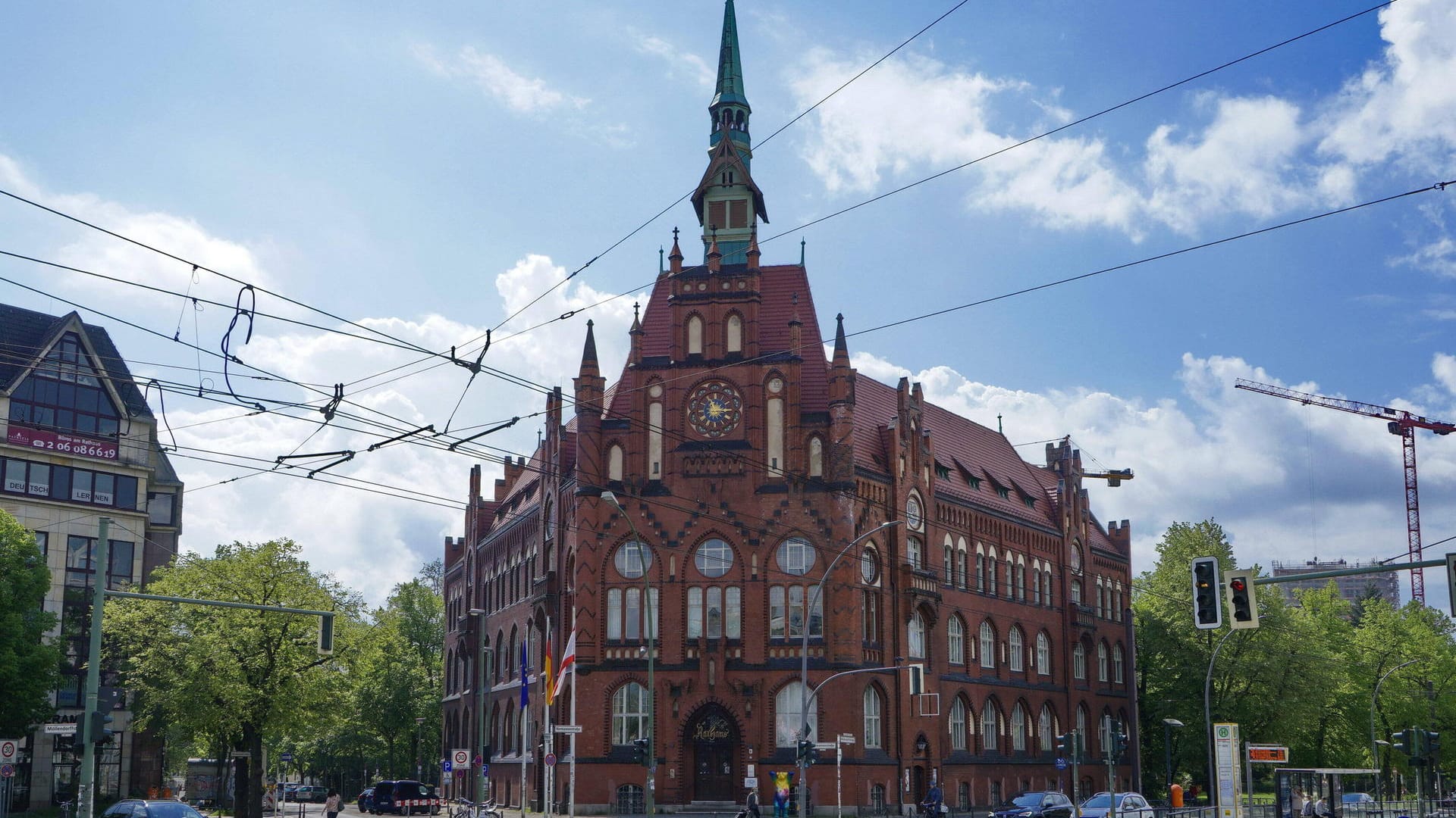 Das Rathaus Lichtenberg: Ein Bezirksvertreter ist mit dem Coronavirus infiziert – eine laufende Sitzung wurde abgebrochen.