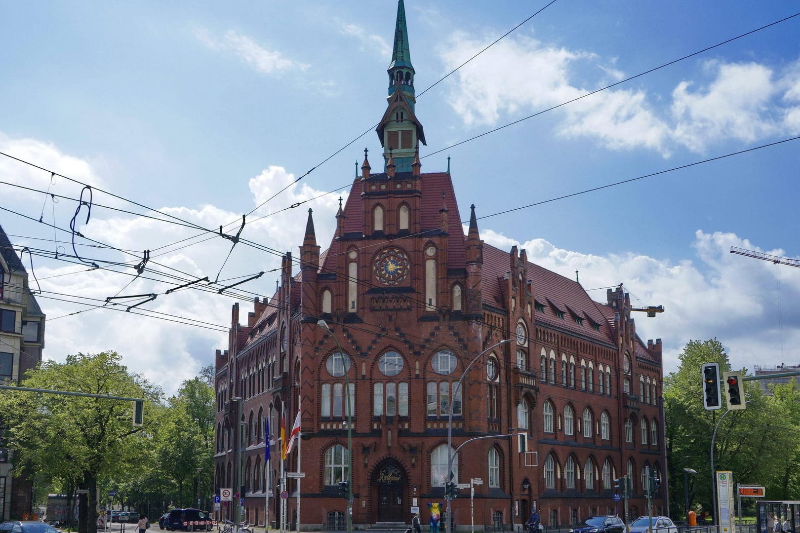 Das Rathaus Lichtenberg: Ein Bezirksvertreter ist mit dem Coronavirus infiziert – eine laufende Sitzung wurde abgebrochen.