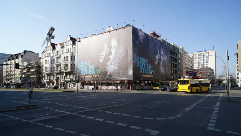 "James Bond – Keine Zeit zu sterben": Im März 2020 hingen in Berlin noch solche Großplakate, um damals auf den Start im November 2020 hinzuweisen.