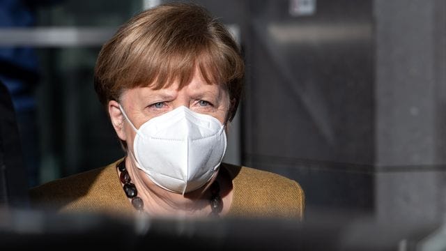 Bundeskanzlerin Angela Merkel (CDU) verlässt nach einer Pressekonferenz zur aktuellen Lage das Haus der Bundespressekonferenz. Bundeskanzlerin Angela Merkel (CDU) verlässt nach einer Pressekonferenz zur aktuellen Lage das Haus der Bundespressekonferenz.
