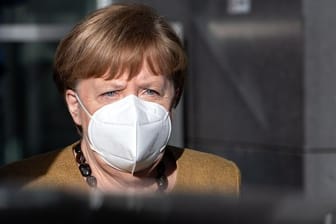 Bundeskanzlerin Angela Merkel (CDU) verlässt nach einer Pressekonferenz zur aktuellen Lage das Haus der Bundespressekonferenz.
