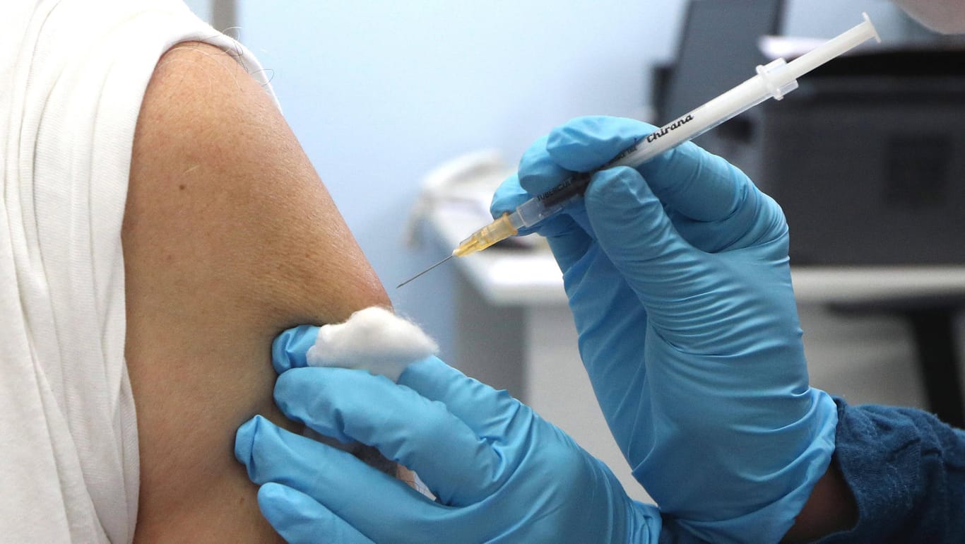 Eine Spritze wird an einem Arm angesetzt (Symbolbild): In Karlsruhe gehen die Corona-Impfungen weiter.