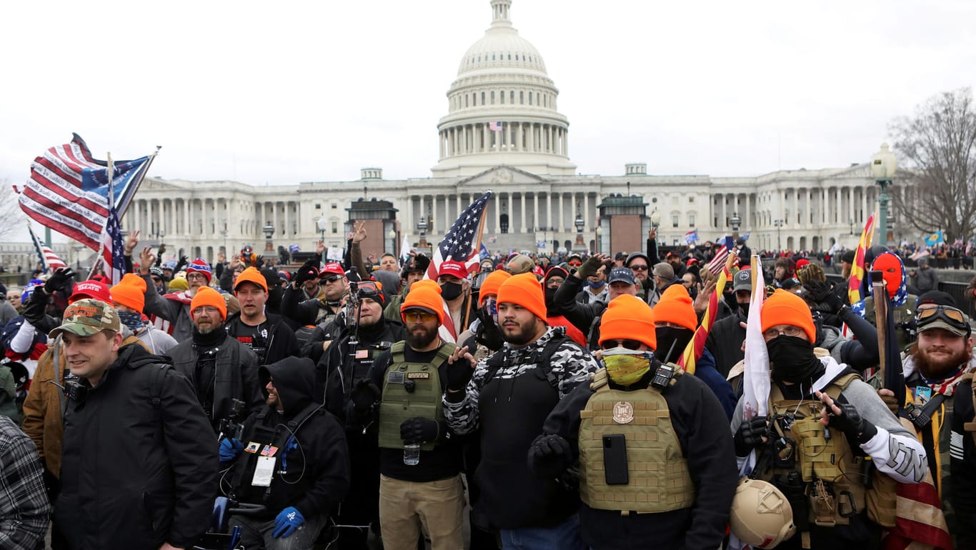Mitglieder der "Proud Boys" vor dem Kapitol: Die rechtsextreme Gruppe ist sehr enttäuscht von Trump.
