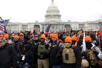 Mitglieder der "Proud Boys" vor dem Kapitol: Die rechtsextreme Gruppe ist sehr enttäuscht von Trump.
