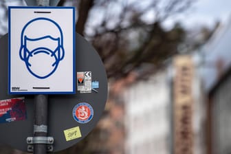 Ein Schild weist auf die Maskenpflicht in der Fußgängerzone von Wuppertal hin (Archivbild): In öffentlichen Verkehrsmitteln müssen ab Montag medizinische Masken getragen werden.