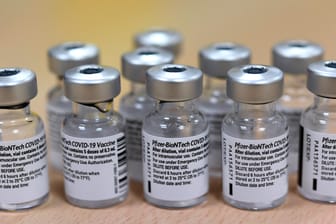 BNT162b2: So heißt der Corona-Impfstoff von Biontech und Pfizer. Neben diesem Vakzin ist außerdem der Impfstoff von Moderna in Deutschland zugelassen.