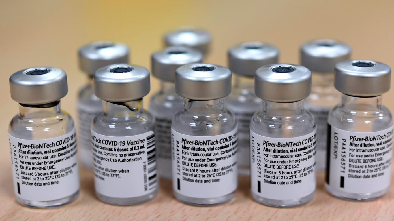 BNT162b2: So heißt der Corona-Impfstoff von Biontech und Pfizer. Neben diesem Vakzin ist außerdem der Impfstoff von Moderna in Deutschland zugelassen.