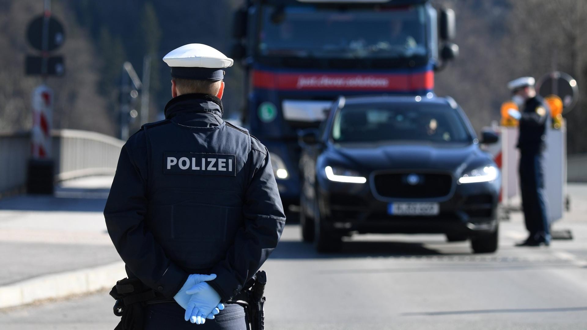 Ein Polizist an der Grenze zwischen Deutschland und Österreich: Kontrollen stehen in der EU wieder zur Debatte.