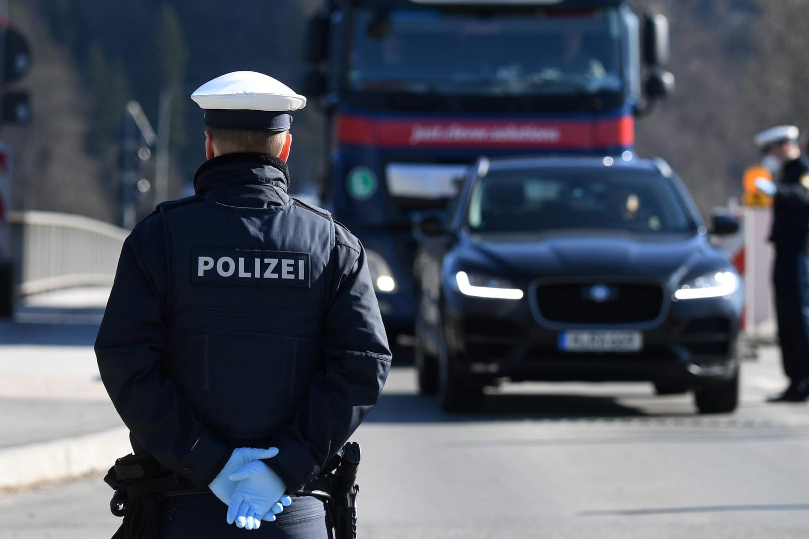 Ein Polizist an der Grenze zwischen Deutschland und Österreich: Kontrollen stehen in der EU wieder zur Debatte.