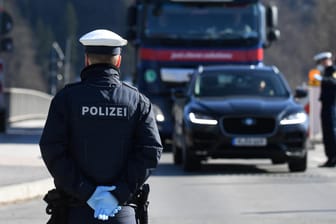 Ein Polizist an der Grenze zwischen Deutschland und Österreich: Kontrollen stehen in der EU wieder zur Debatte.