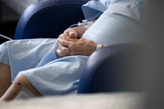 Älterer Patient: Das Sterberisiko durch Corona bei Älteren wurde nun berechnet.