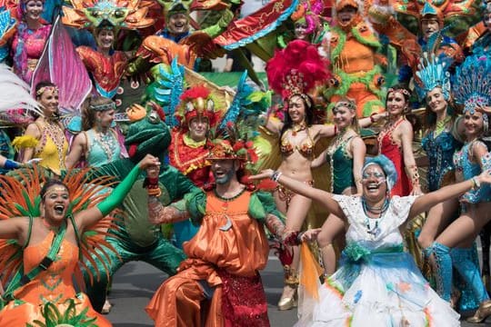 Eine Tanzgruppe nimmt am Umzug zum Karneval der Kulturen teil: Friedrichshain-Kreuzberg hat das traditionelle Fest abgesagt.