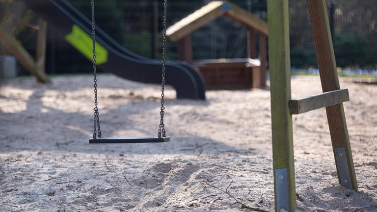 Spielplatz (Symbolbild): Ein sechsjähriger Junge wollte sich wohl heimlich am Abend mit einem Freund am Kindergarten treffen.