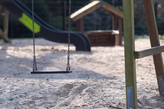 Spielplatz (Symbolbild): Ein sechsjähriger Junge wollte sich wohl heimlich am Abend mit einem Freund am Kindergarten treffen.