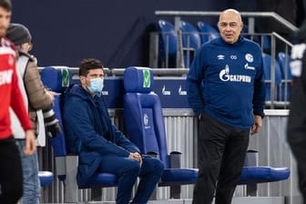 Die Schalker um Stürmer Klaas-Jan Huntelaar (l) und Trainer Christian Gross bleiben zuversichtlich.