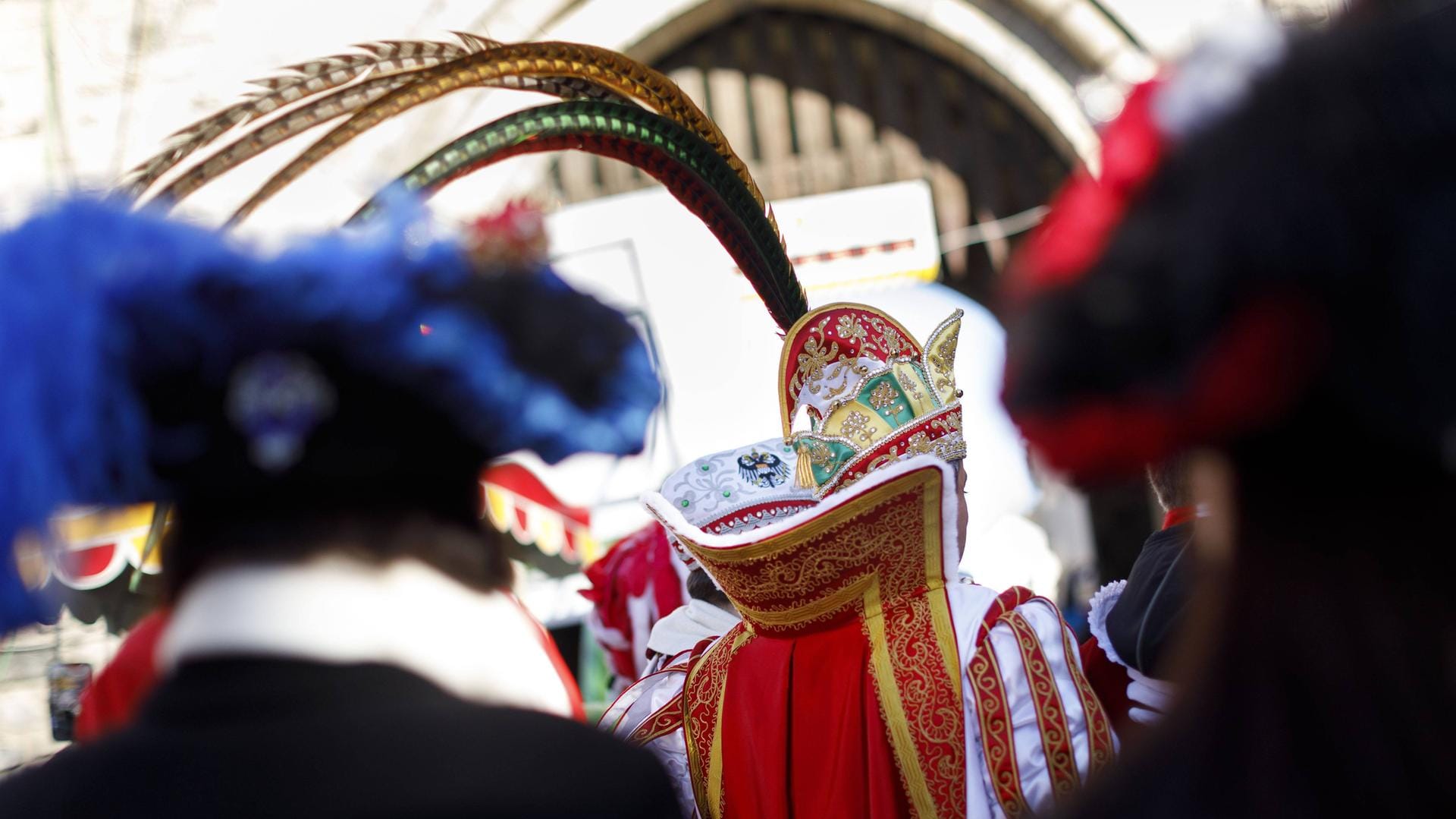 Verkleidete Karnevalisten bei einem Rosenmontagszug (Symbolbild): In Wuppertal ist die Kündigung eines Karnevalsprinzen wegen anzüglicher Fotos vom Gericht bestätigt worden. Verkleidete Karnevalisten bei einem Rosenmontagszug (Symbolbild): In Wuppertal ist die Kündigung eines Karnevalsprinzen wegen anzüglicher Fotos vom Gericht bestätigt worden.