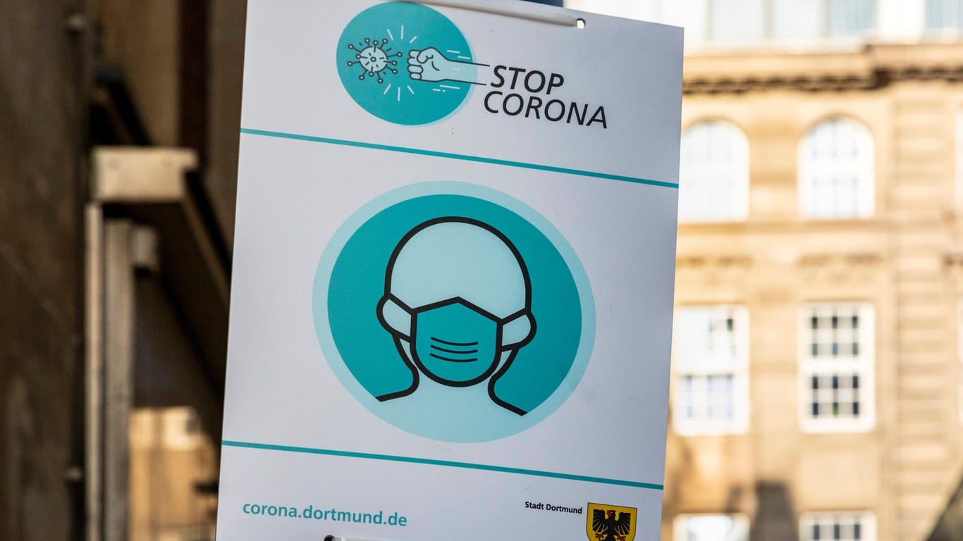 Hinweisschild zur Maskenpflicht in Dortmund: Die Regel wurde auch in weiteren Gebieten der Innenstadt ausgeweitet.