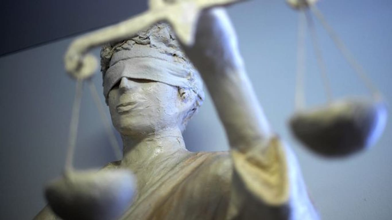 Eine Statue der Justitia hält die Waage (Symbolbild): In Frankfurt sind zwei Brüderpaare wegen Mordversuchs angeklagt worden.