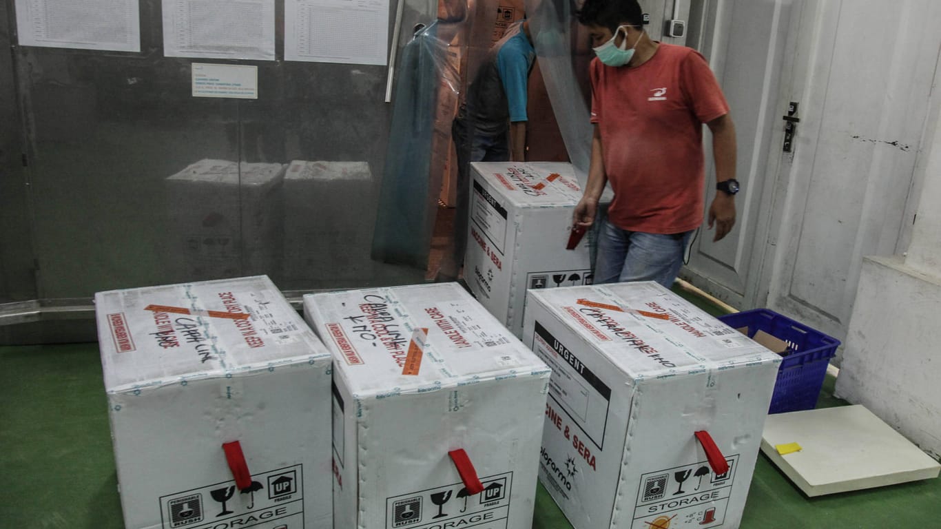 Impflieferung von Sinovac in Indonesien: Es ist die entscheidende Ressource im Virus-Kampf.
