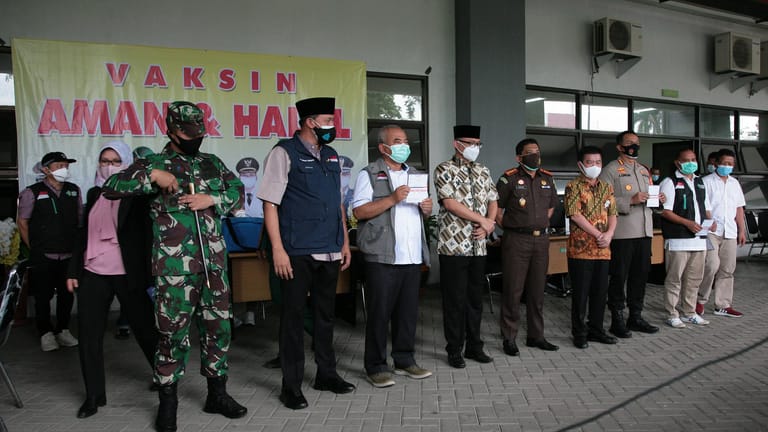 Erste Impfaktion im indonesischen Bekasi: Bürgermeister und Offizielle unter 60 lassen sich öffentlich als erste impfen.