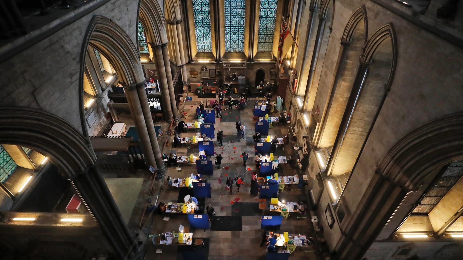 Großbritannien, Salisbury: Vierzehn Tische mit dem Corona-Impfstoff von Pfizer/BionTech werden in der Kathedrale von Salisbury bereitgestellt.