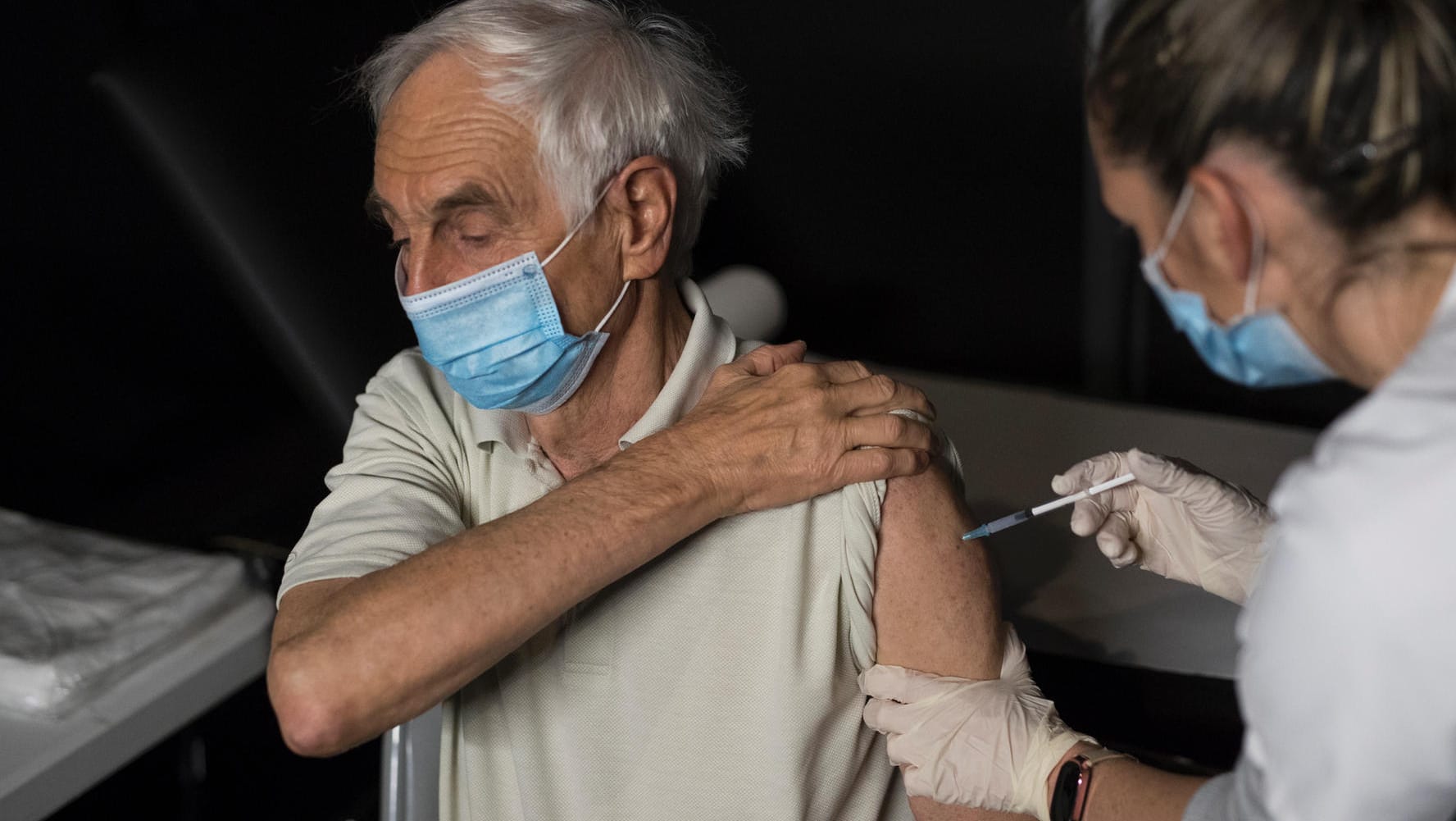 Frankreich, Le Cannet: Krankenschwester Coralie Ferron verabreicht einem Patienten eine Dosis des Corona-Impfstoffes des Biotechnologieunternehmens "Moderna".