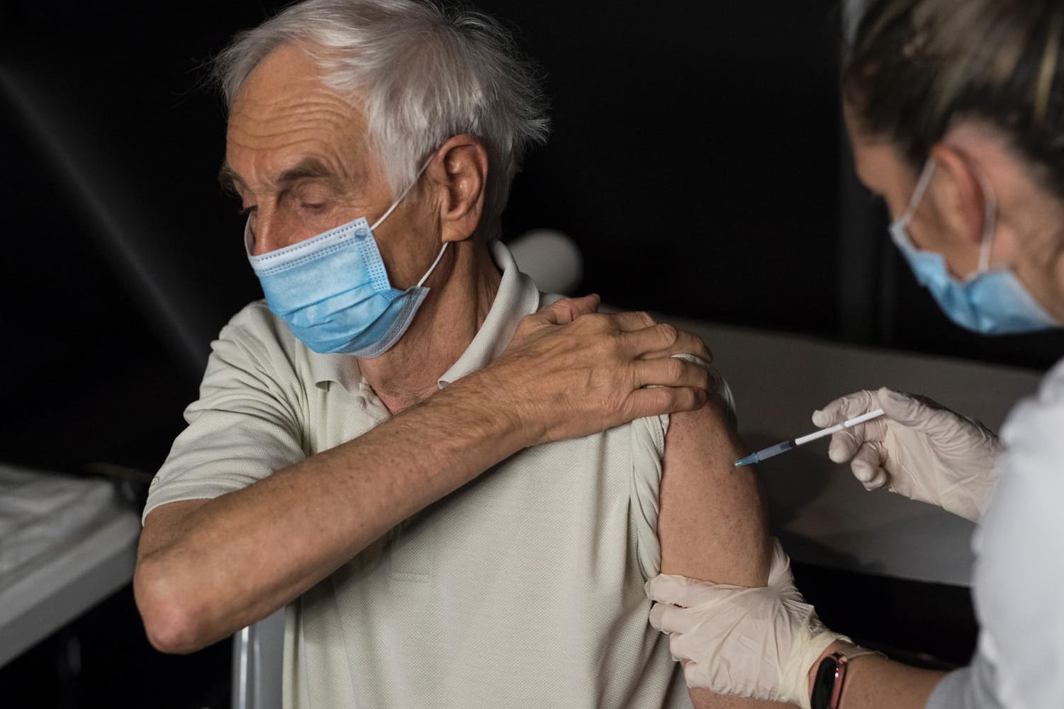 Frankreich, Le Cannet: Krankenschwester Coralie Ferron verabreicht einem Patienten eine Dosis des Corona-Impfstoffes des Biotechnologieunternehmens "Moderna".