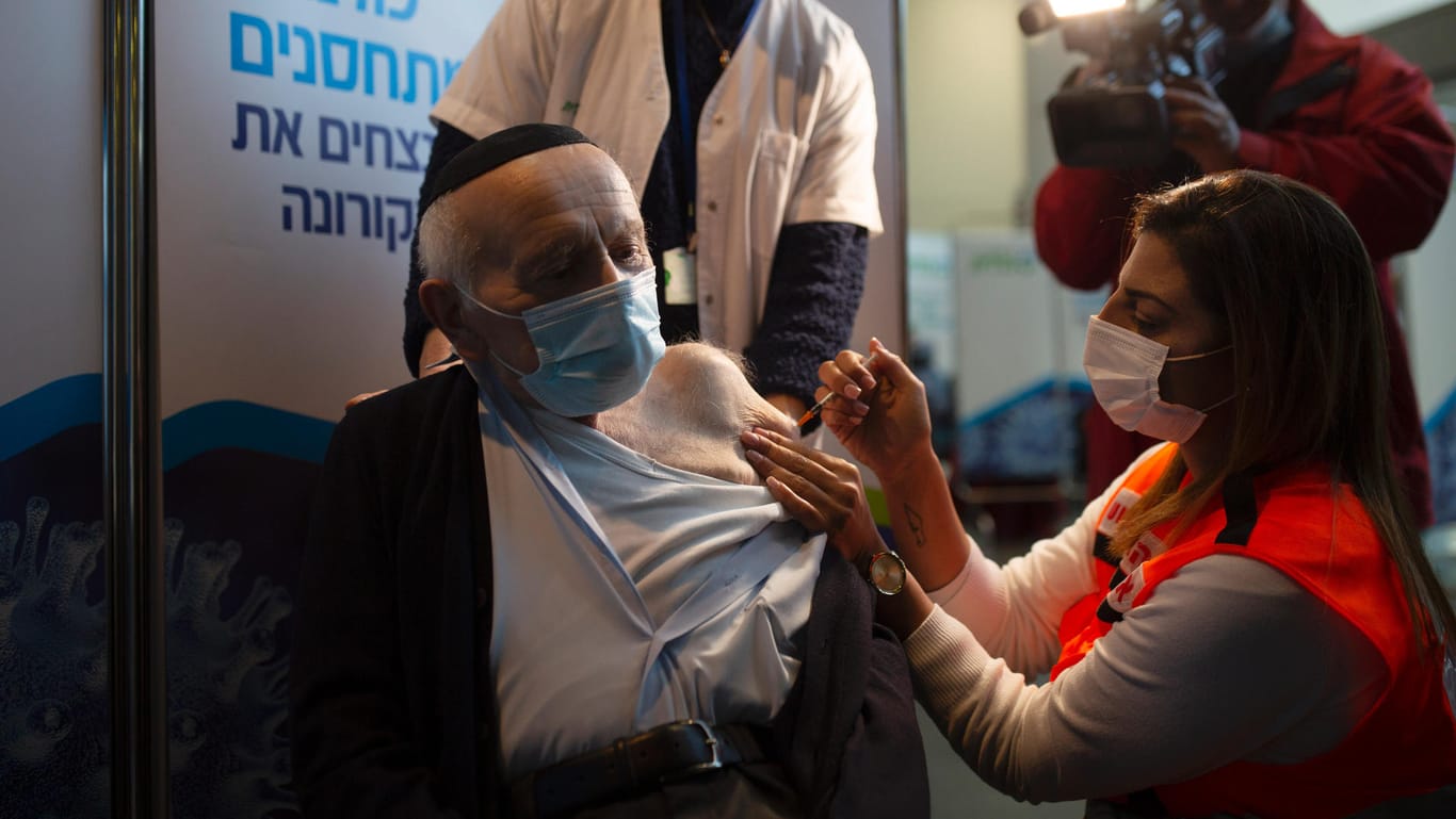 Israel, Jerusalem: Joseph Zalman Kleinman (92) bekommt im Clalit Health Services Impfzentrum in einer Sportarena seine zweite Impfdosis mit dem Corona-Impfstoff von Biontech/Pfizer.