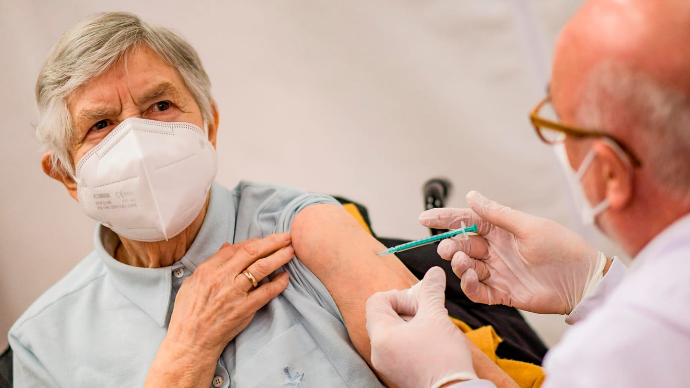 Hamburg: Die 84-jährige Karin Sievers wird im Hospital zum Heiligen Geist mit der zweiten Corona-Impfung geimpft.