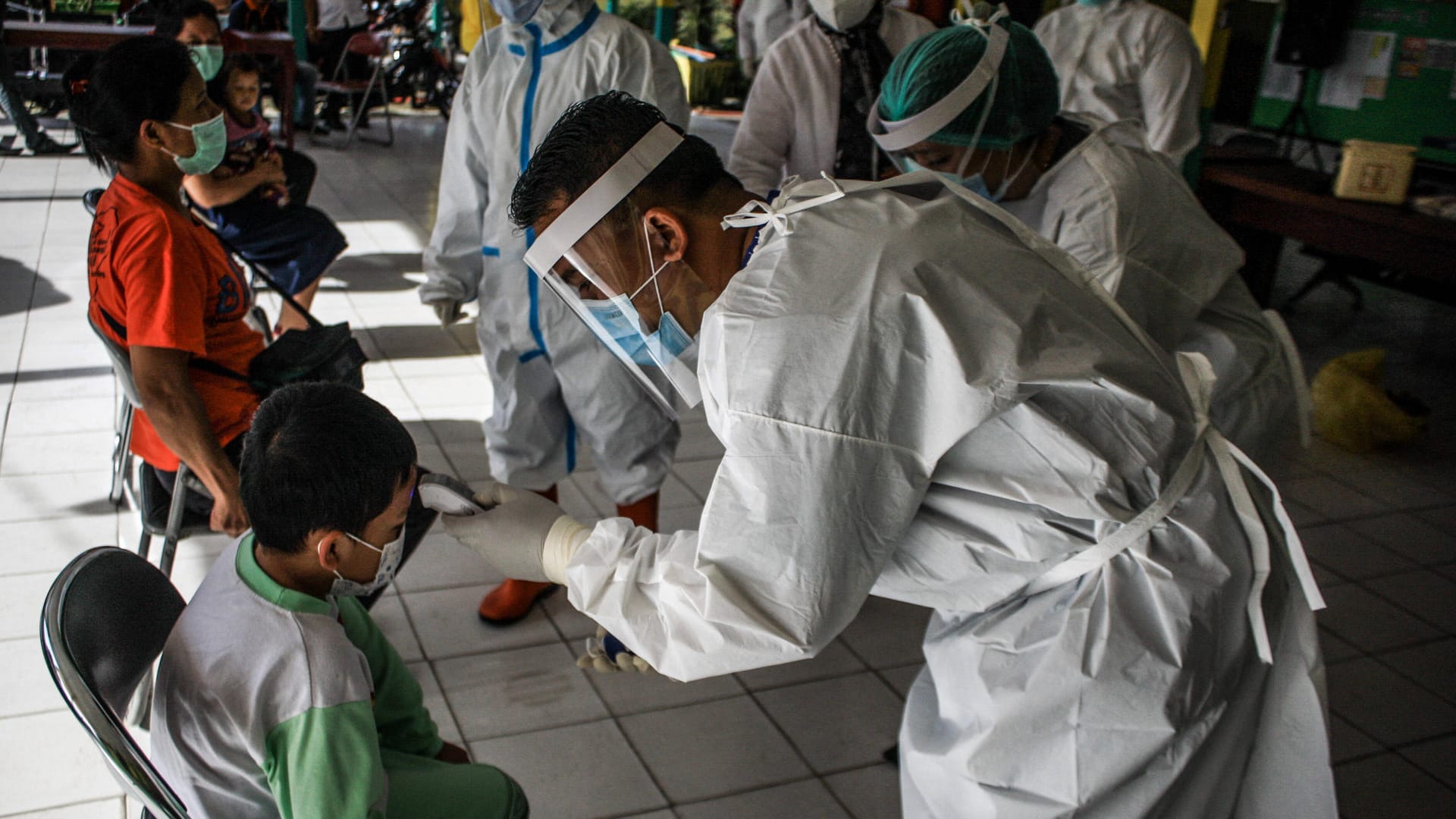 Temperaturtest bei Kindern: Die Bevölkerung in Indonesien ist mit 29,7 Jahren im Schnitt jünger als in Deutschland (44,5 Jahre).