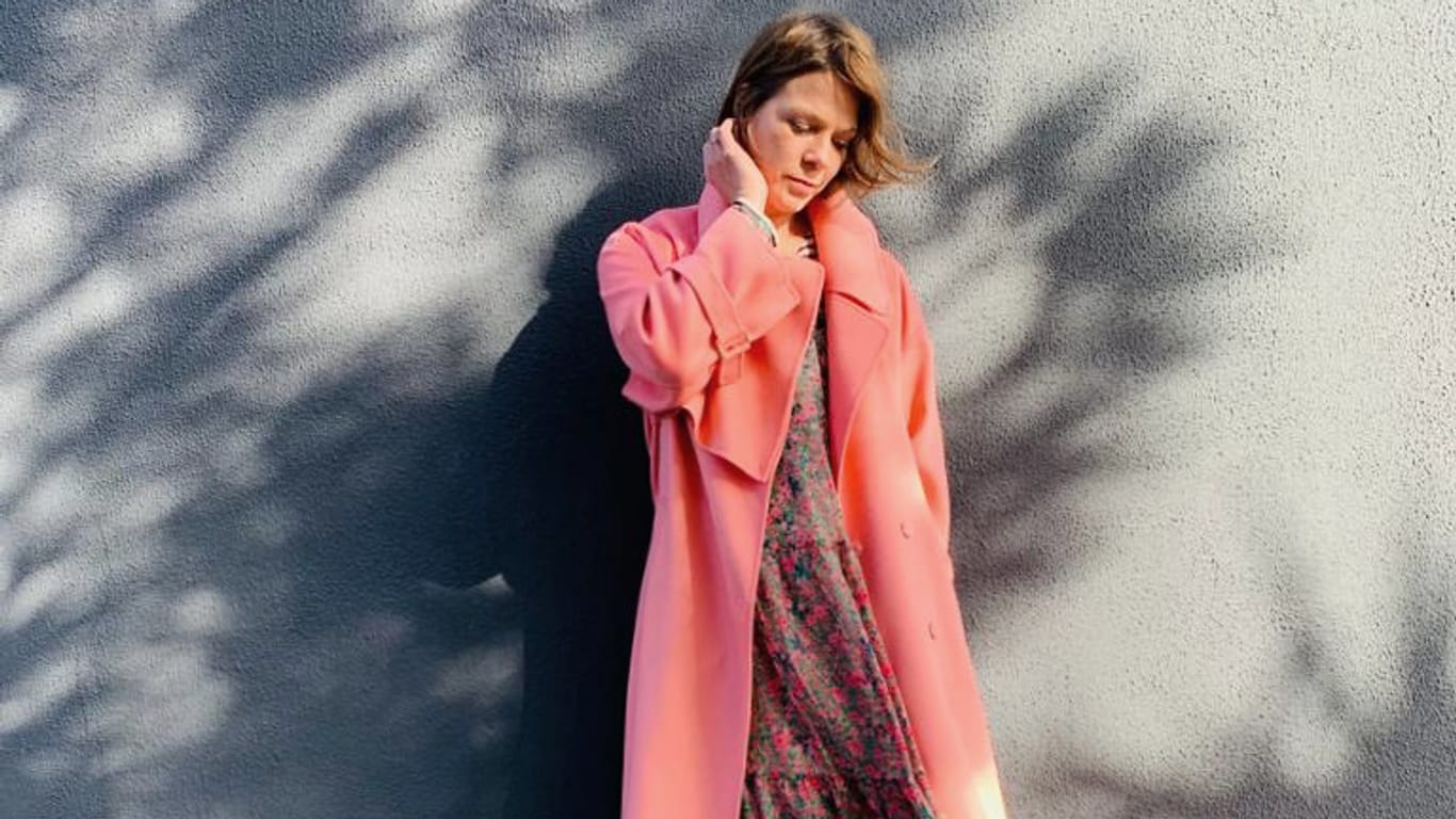Jessica Schwarz: Die Schauspielerin liebt Mode – besonders jetzt im Winter darf es gerne farbenfroh sein.