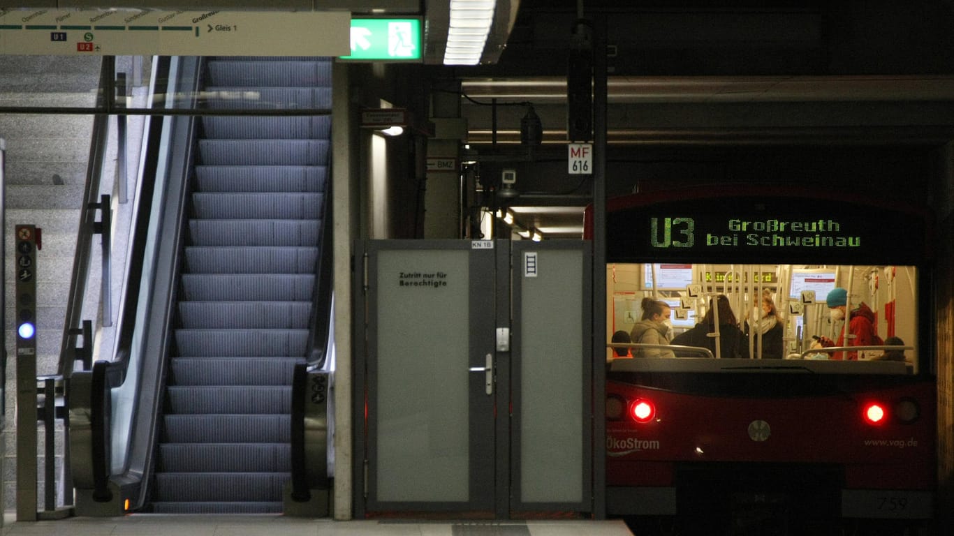 Eine U-Bahn fährt aus einem Nürnberger Bahnhof (Symbolbild): Im Nürnberger Westen kam es zu einer brutalen Attacke auf einen Senioren.