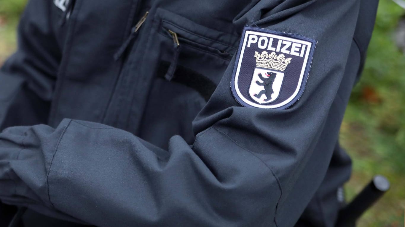 Logo der Polizei Berlin auf einer Polizeiuniform: Die Berliner Polizei will besser mit dem Zentralrat der Sinti und Roma kooperieren.