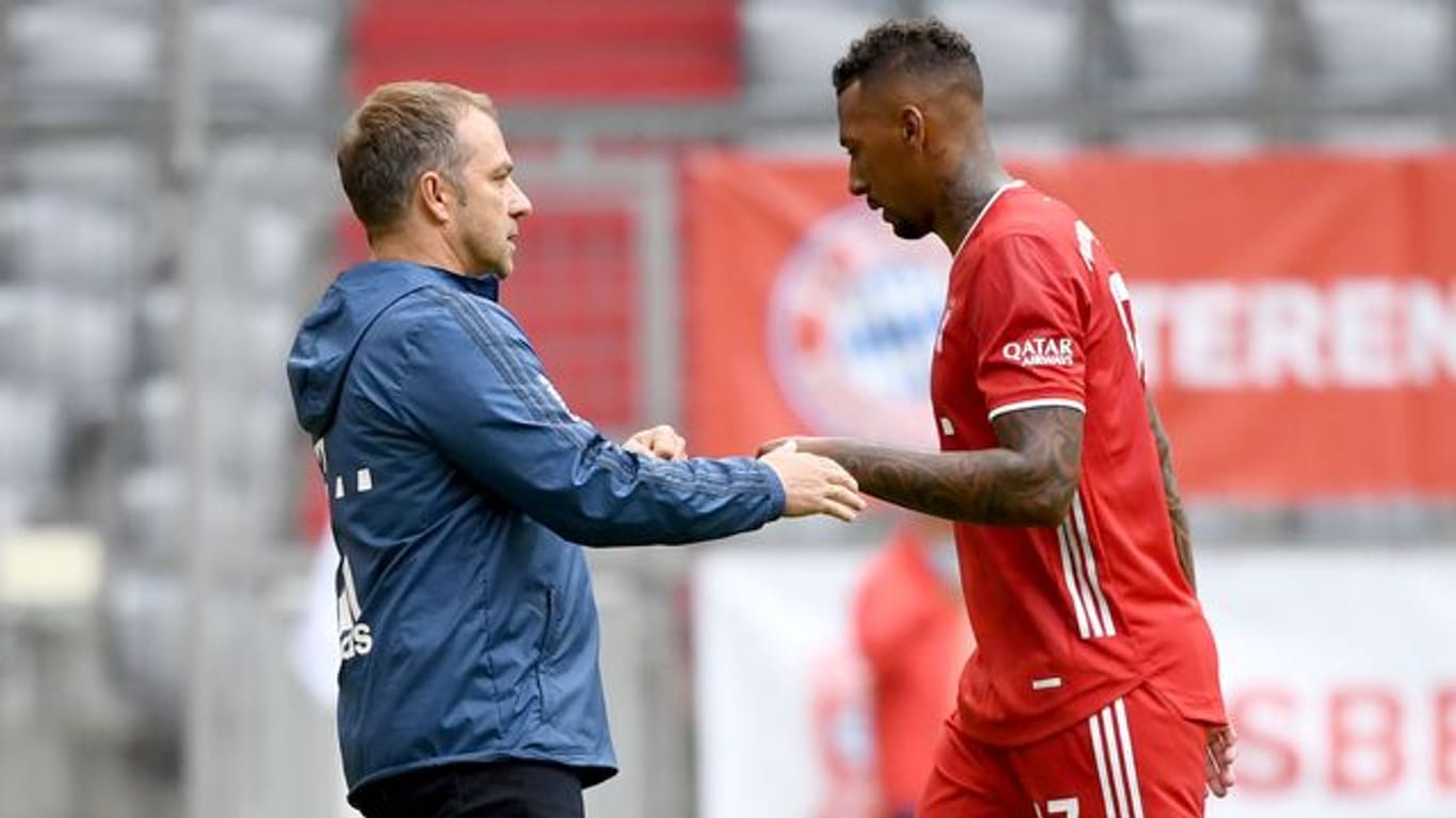 Bayern-Coach Hansi Flick kann sich einen Verbleib von Jérôme Boateng (r) vorstellen.