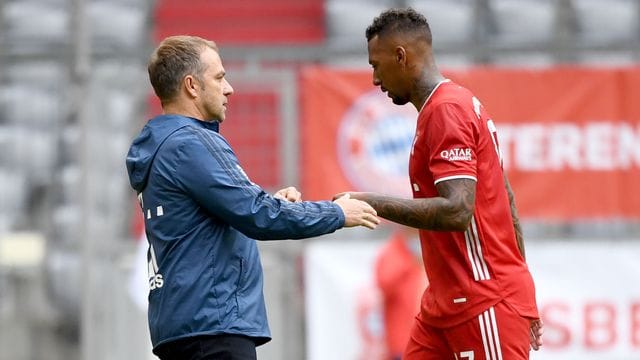 Bayern-Coach Hansi Flick kann sich einen Verbleib von Jérôme Boateng (r) vorstellen. Bayern-Coach Hansi Flick kann sich einen Verbleib von Jérôme Boateng (r) vorstellen.