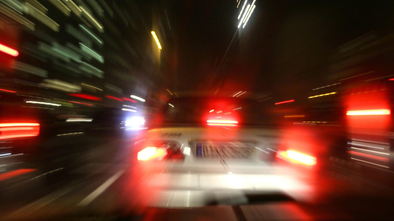 Ein schnell fahrendes Auto (Symbolbild): In Frankfurt ist ein Mann ohne Führerschein einer Polizeikontrolle davongerast.