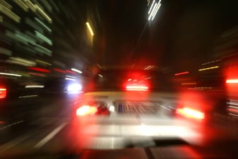 Ein schnell fahrendes Auto (Symbolbild): In Frankfurt ist ein Mann ohne Führerschein einer Polizeikontrolle davongerast.