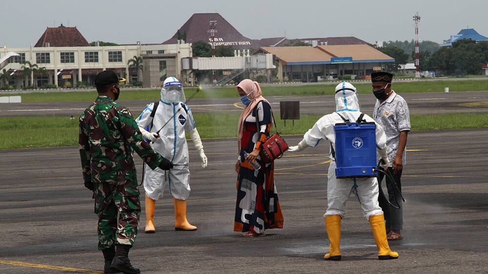 Mitarbeiter des Gesundheitsamts desinfizieren Betroffene nach einem Erdbeben in Mamuju an diesem Donnerstag: Fallzahlen und R-Wert in Indonesien sind hoch.