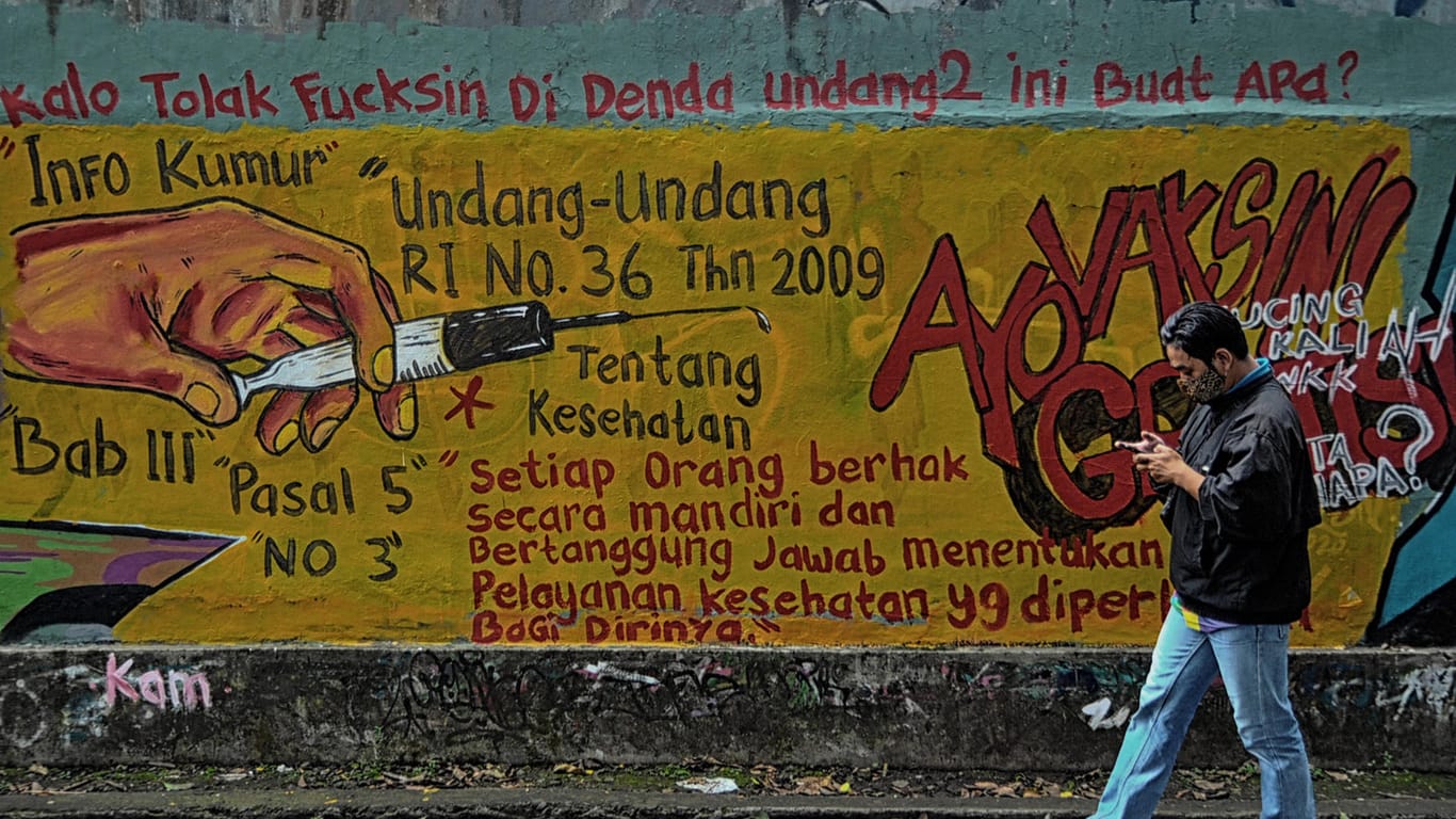 Spritzen-Graffiti in Bogor, West Java: In Indonesien gibt es auch Protest gegen die Impfung.