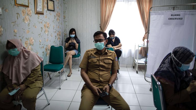 Wartezimmer für die Corona-Impfung: Indonesien impft neben medizinischem Personal zuerst die Unter-60-Jährigen.