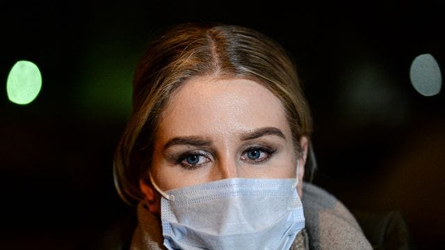 Ljubow Sobol, eine Anwältin des "Navalny's Fund for Fighting Corruption", spricht in einer Polizeistation zu Journalisten. Ljubow Sobol, eine Anwältin des "Navalny's Fund for Fighting Corruption", spricht in einer Polizeistation zu Journalisten.