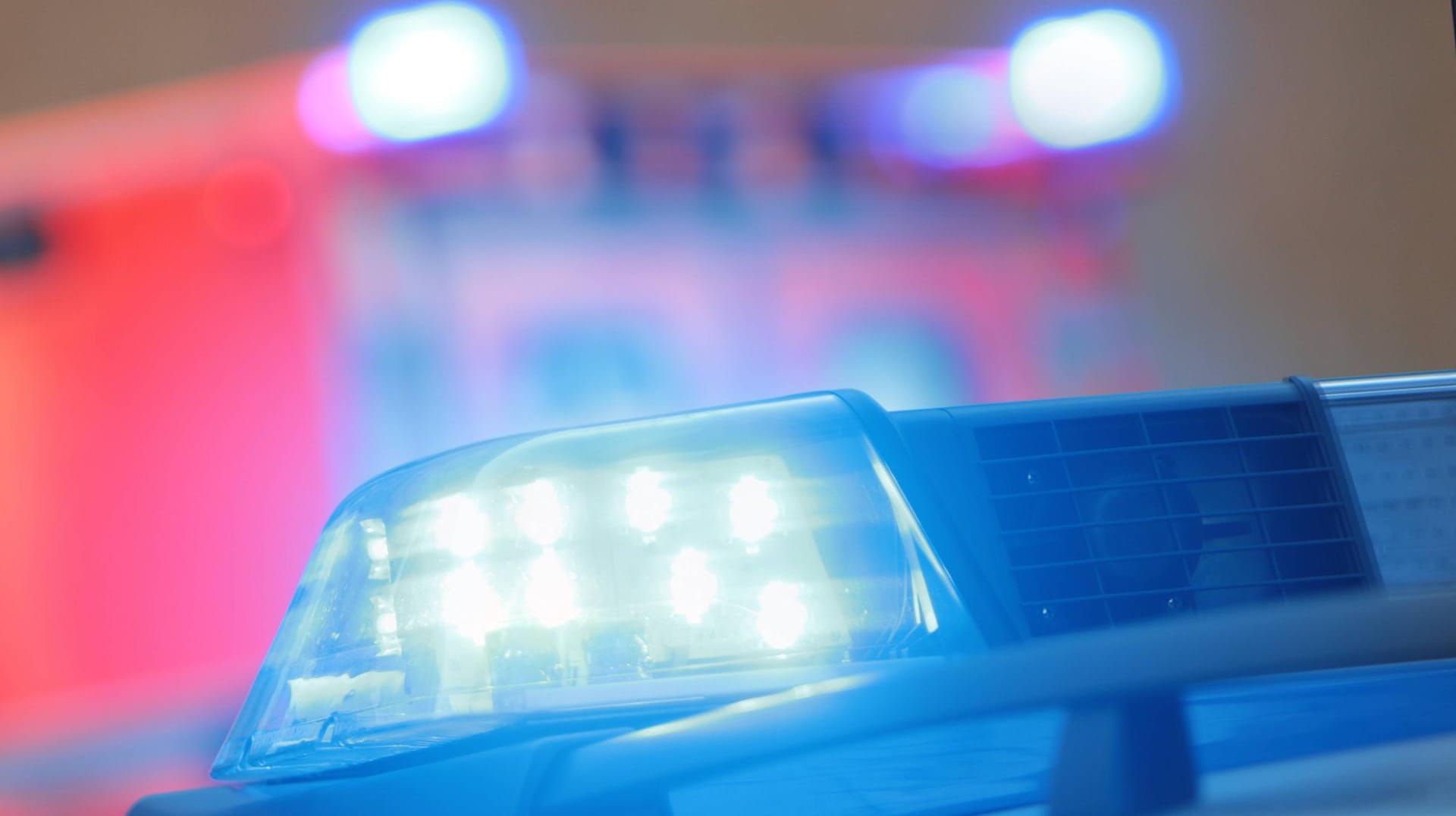 Polizei und Rettungswagen: Der Junge wurde schwer verletzt in ein Krankenhaus gebracht (Symbolbild). Polizei und Rettungswagen: Der Junge wurde schwer verletzt in ein Krankenhaus gebracht (Symbolbild).