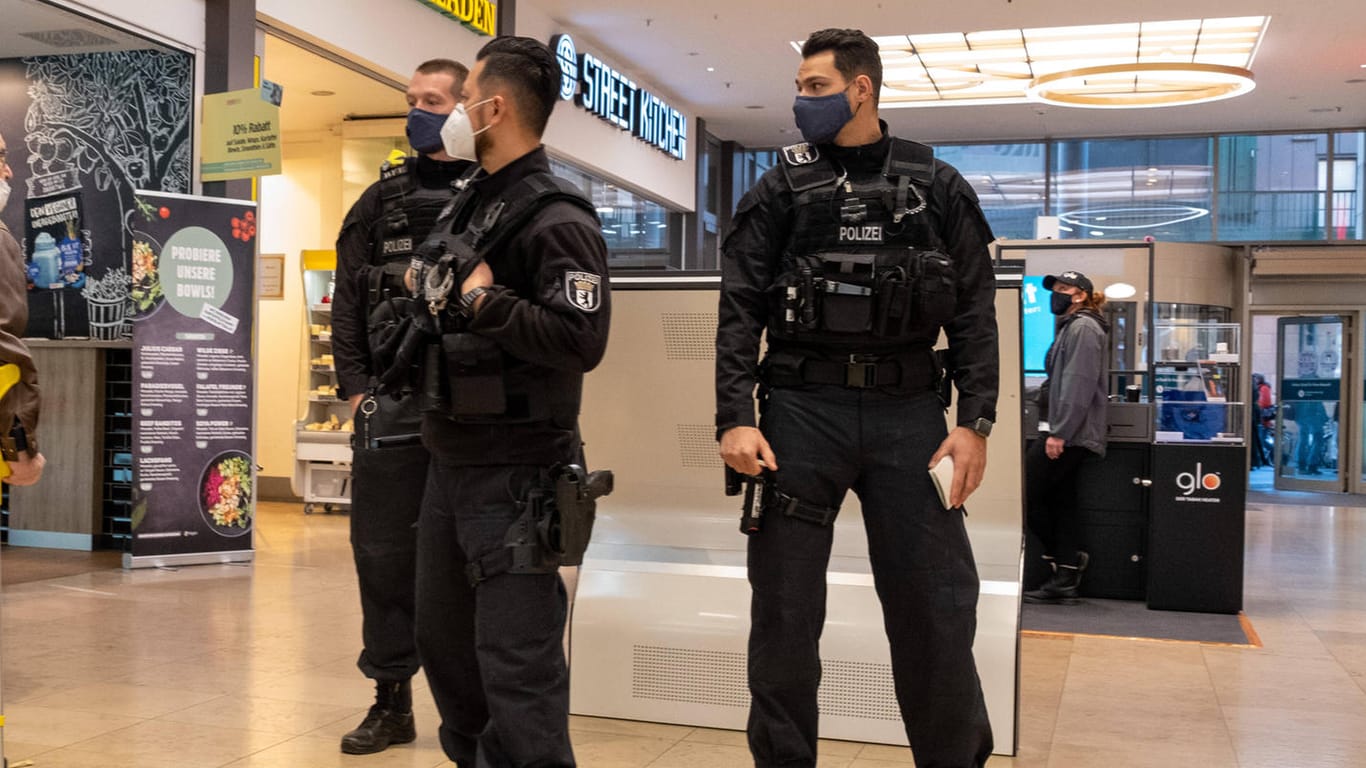Ein Polizist mit FFP2-Maske: In Bayern sind Zehntausende Masken der Polizei zurückgerufen worden.