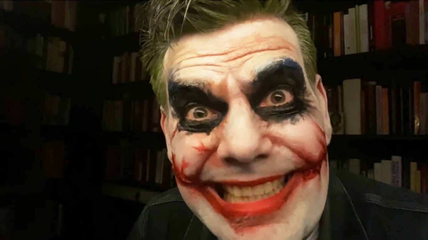 Ken Jebsen in einem Video: Da hatte er als Gruselfigur "Joker" dazu aufgefordert, keine Maske zu zeigen.