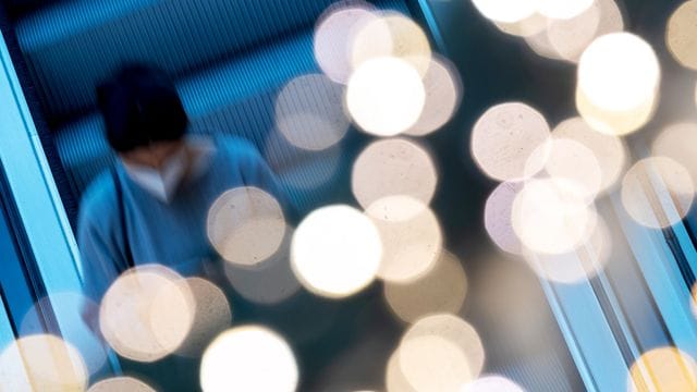 Ungewisse Zukunft - wie sich eine überstandene Covid-19-Erkrankung auf die Möglichkeiten auswirkt, eine Versicherung gegen Berufsunfähigkeit neu abzuschließen, können Verbraucherschützer noch schlecht einschätzen.