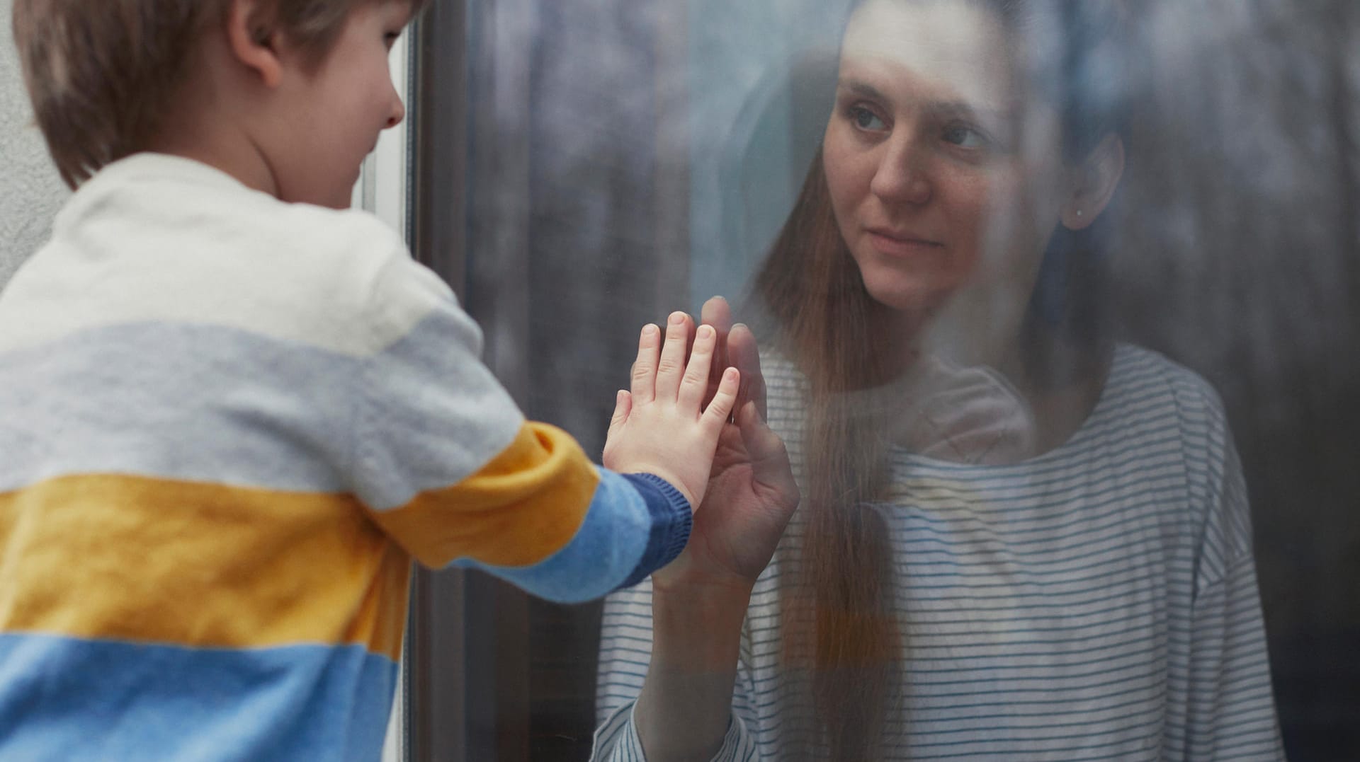 Corona in der Familie: Gibt es einen Infektionsfall, müssen sich Mutter oder Vater häufig vom Rest der Familie isolieren.