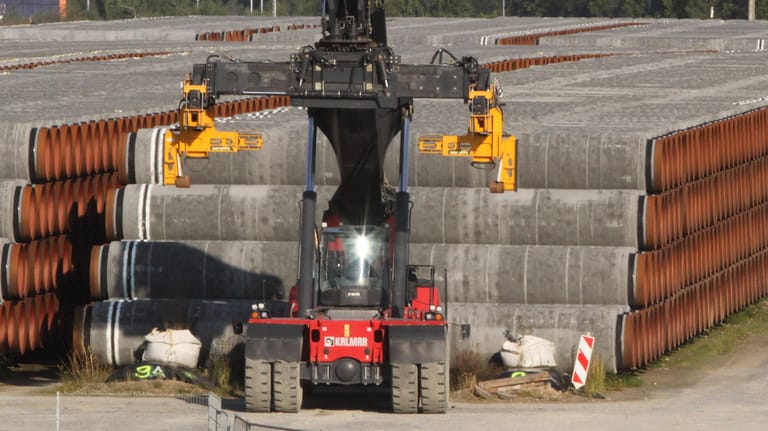 Fährhafen Mukran in Sassnitz: Die Rohre für den Weiterbau der Ostsee-Pipeline liegen bereit.